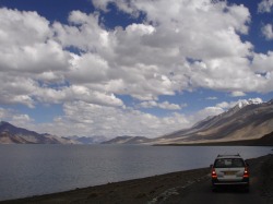 Lungo 134 Km e largo 5 due terzi del lago sono in Tibet